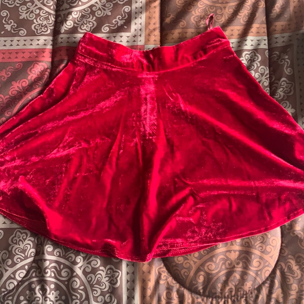 “Flirt Velour Skirt” Tobi